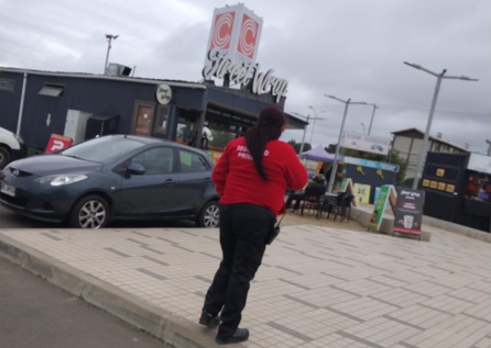 Guardia de seguridad Clave49 en centro comercial